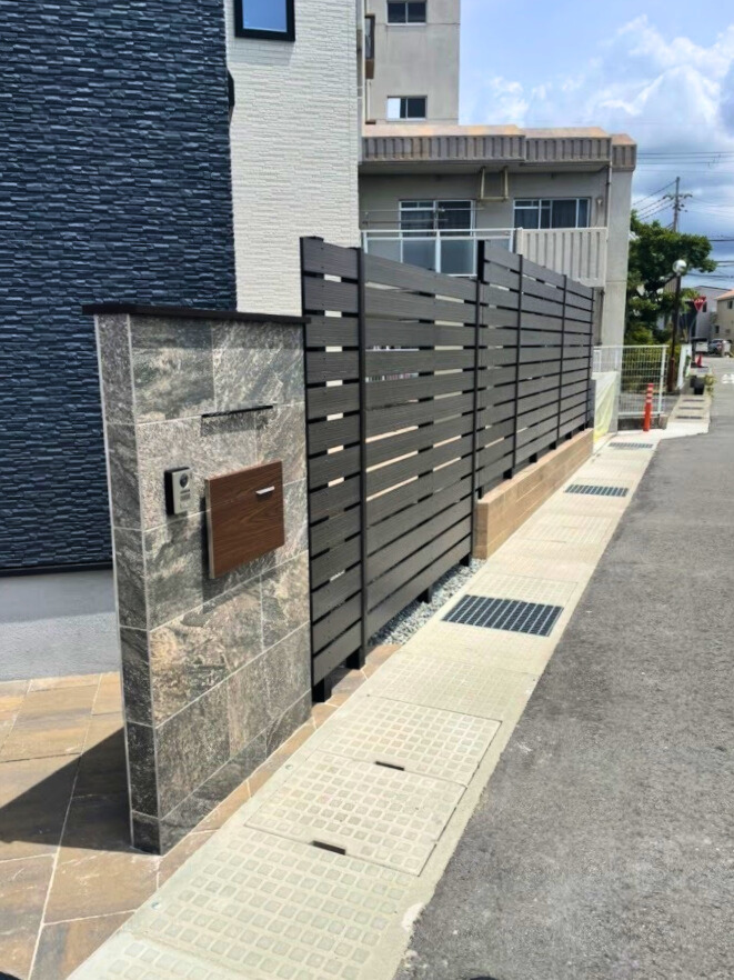 物置・タイルデッキ・目隠しフェンス・立水栓・門柱　№91