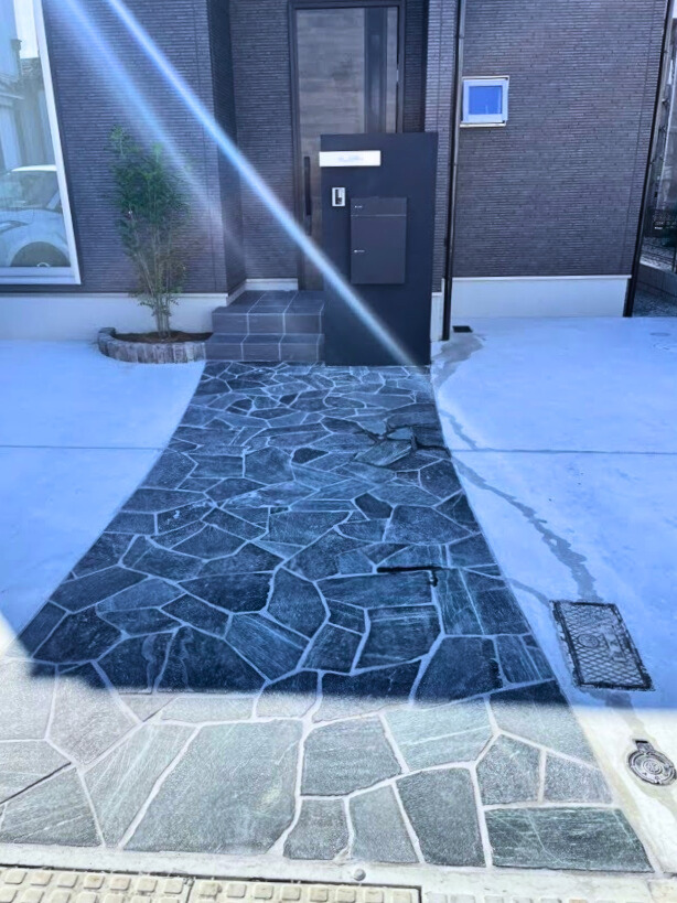 駐車場・乱形石アプローチ・花壇・門柱・フェンス
etc...№95