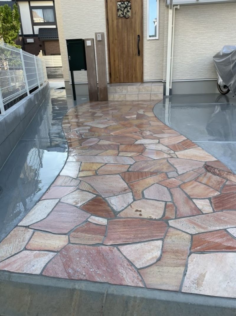 ピンクの乱形石アプローチ