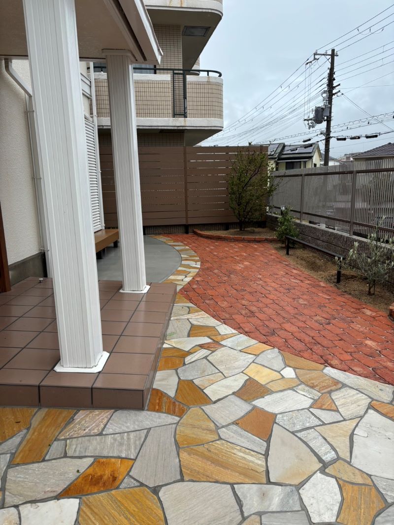 イエロー＆ホワイトの乱形石アプローチ